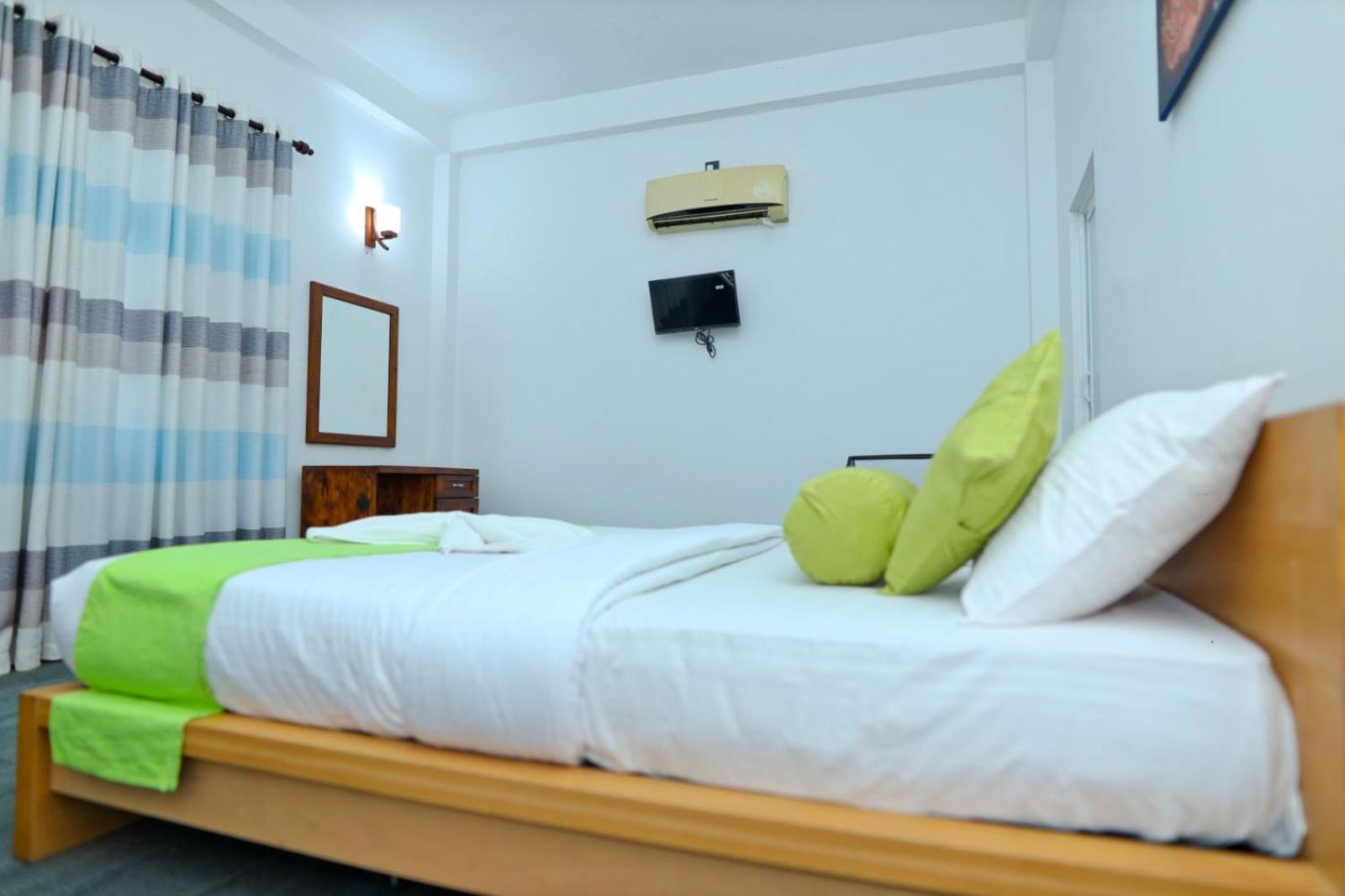 Thinaya Lake Resort Anuradhapura Exteriör bild